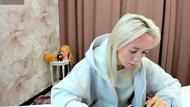 cute luucy online show from October 15, 2025, 2:54 am