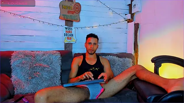 Snapshot of Alex_bigcock11_ chatting on May 7, 2026, 6:11 pm Alex bigcock11 online show from May 7, 2026, 6:11 pm