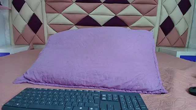 valecastro  online show from October 6, 2025, 7:25 pm