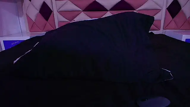 valecastro  online show from September 25, 2025, 7:20 pm