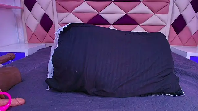 valecastro  online show from October 28, 2025, 7:13 pm