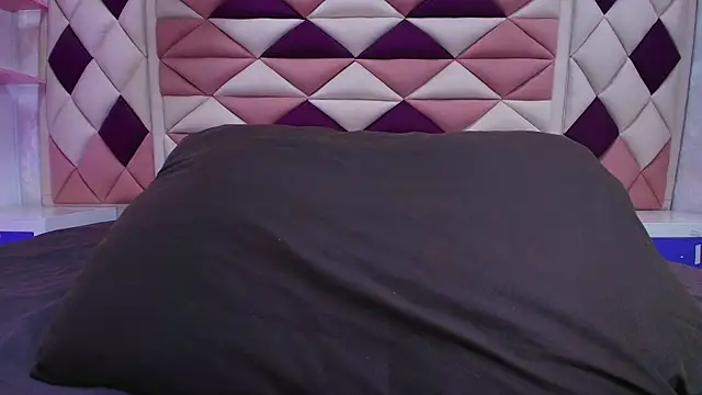 valecastro  online show from October 8, 2025, 7:14 pm