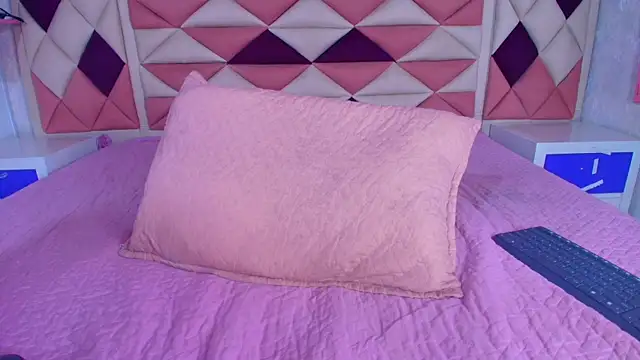 valecastro  online show from September 13, 2025, 7:25 pm