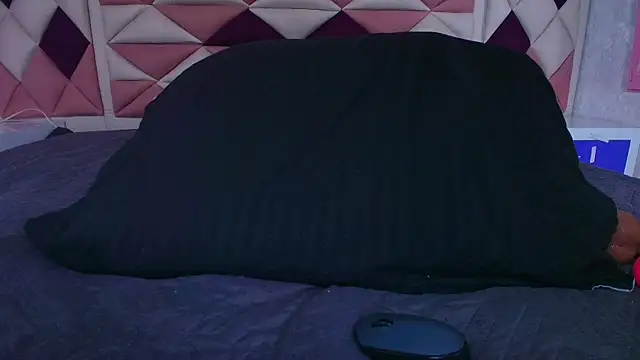 valecastro  online show from September 14, 2025, 7:14 pm