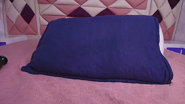 valecastro  online show from November 15, 2025, 7:18 pm