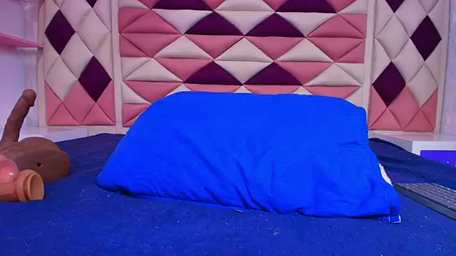 valecastro  online show from November 7, 2025, 7:18 pm