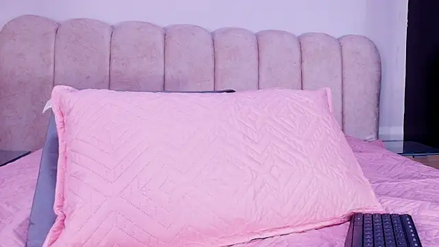 valecastro  online show from December 1, 2025, 7:15 pm