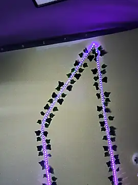 Purple2StayThnxx online show from September 11, 2025, 1:16 am