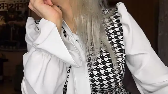 CristalBi online show from March 8, 2026, 5:27 pm