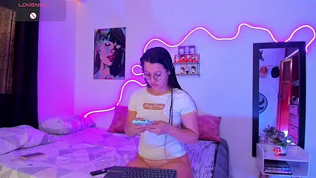 Dilan and Mia online show from September 21, 2025, 3:17 pm