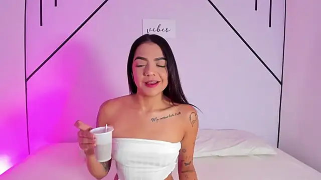 Snapshot of MiahCornell_ chatting on October 22, 2025, 7:24 pm MiahCornell online show from October 22, 2025, 7:24 pm