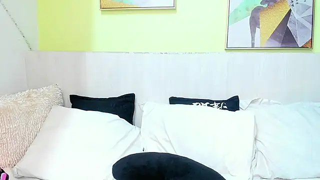 Snapshot of MiahCornell_ chatting on November 23, 2025, 12:26 pm MiahCornell online show from November 23, 2025, 12:26 pm