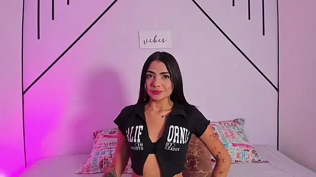 Snapshot of MiahCornell_ chatting on November 7, 2025, 7:51 pm MiahCornell online show from November 7, 2025, 7:51 pm