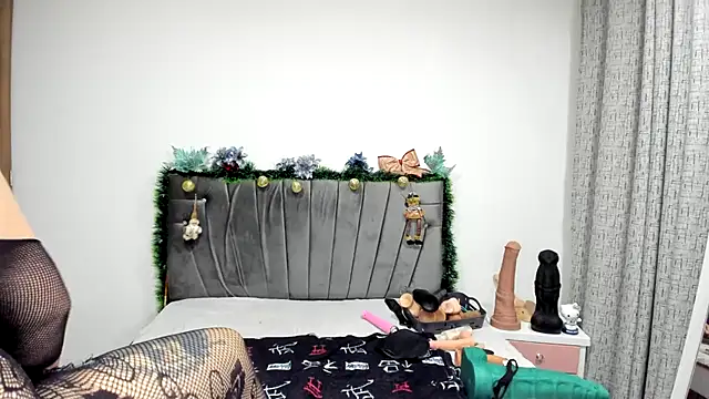 charlloteevans X online show from December 22, 2025, 1:33 pm