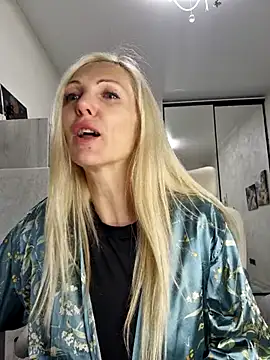 Snapshot of Monna chatting on October 3, 2025, 2:18 pm Monna online show from October 3, 2025, 2:18 pm