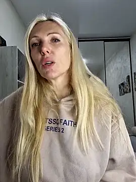 Snapshot of Monna chatting on October 26, 2025, 3:56 pm Monna online show from October 26, 2025, 3:56 pm