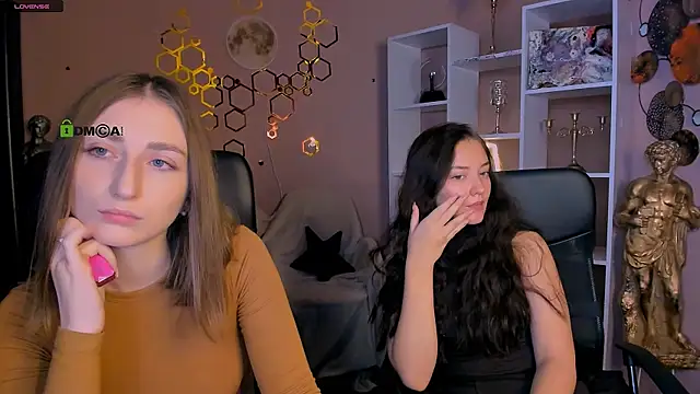 eva smiith  online show from November 26, 2025, 6:46 am