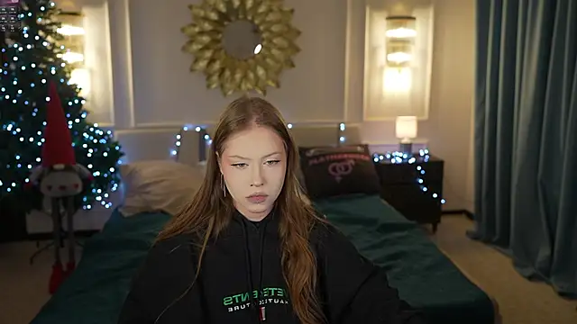 Esmie Smile online show from December 22, 2025, 7:36 pm