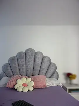 emma-conti2 online show from October 27, 2025, 3:02 pm