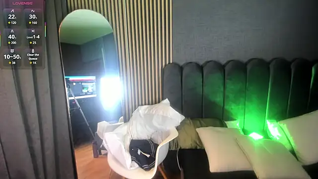 Gina 77 online show from November 6, 2025, 12:09 pm