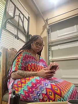 Snapshot of caramel__cremes chatting on May 4, 2026, 1:03 pm caramel cremes online show from May 4, 2026, 1:03 pm