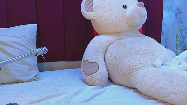 PrincePoppy online show from November 10, 2025, 8:47 pm