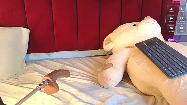 PrincePoppy online show from October 5, 2025, 8:43 pm