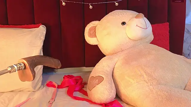 PrincePoppy online show from October 18, 2025, 8:33 pm