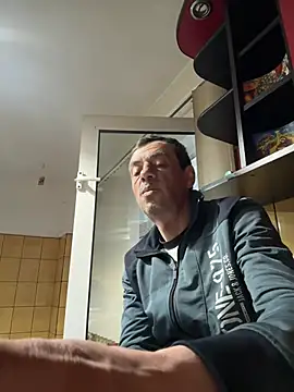 adiluci1 online show from April 19, 2026, 3:18 am