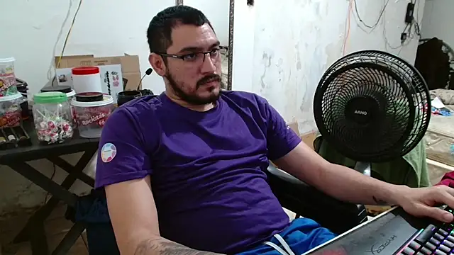 Leonino231 online show from November 26, 2025, 8:09 pm