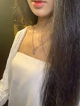 Nhinhi18 online show from April 28, 2026, 3:27 pm