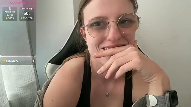 BustyKellyXXX online show from April 1, 2026, 1:23 pm