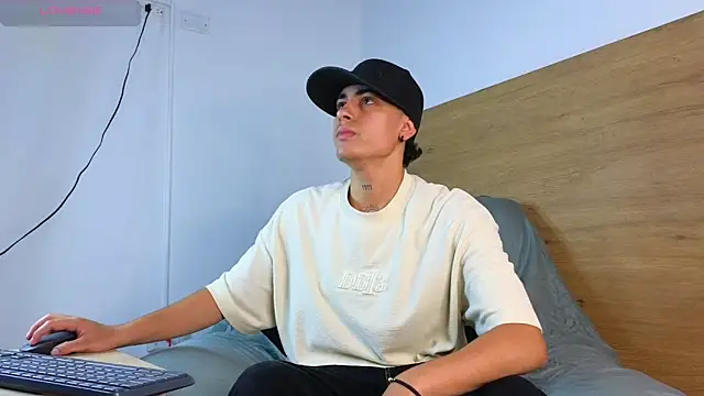 Stiven Benet  online show from September 20, 2025, 4:01 pm