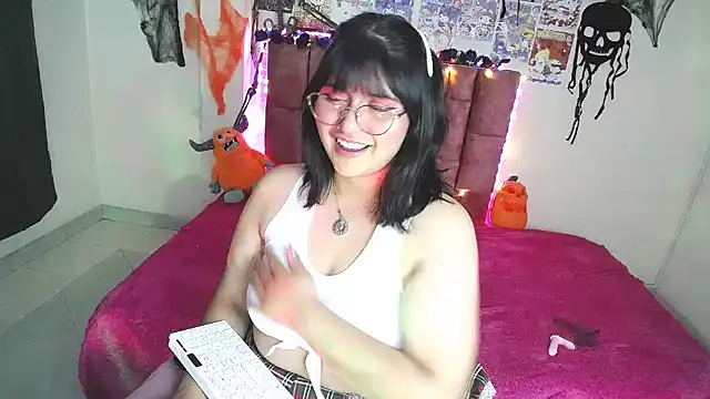 Snapshot of saragon1 chatting on October 7, 2025, 7:04 pm saragon1 online show from October 7, 2025, 7:04 pm