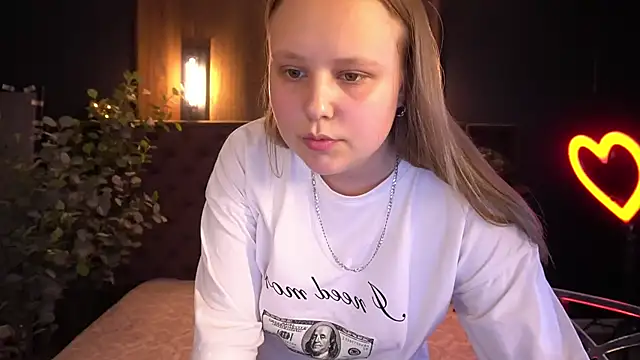 Snapshot of CrystallPaws chatting on May 21, 2026, 5:49 am CrystallPaws online show from May 21, 2026, 5:49 am