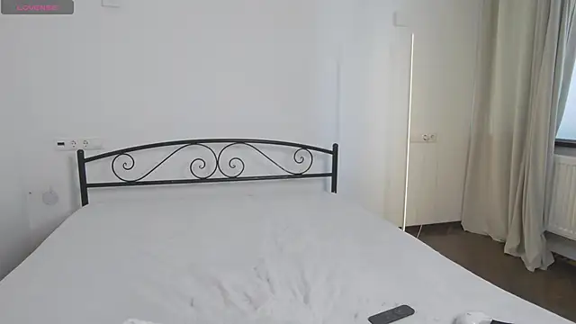 AlexsisFaee online show from April 15, 2026, 7:14 am