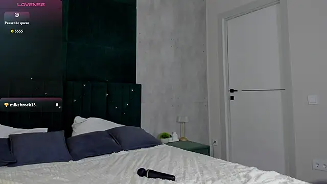 MalvinaDream online show from April 18, 2026, 7:58 pm