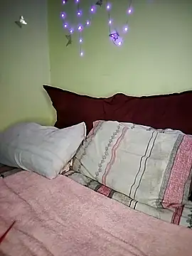 Seductive Yellow Titties online show from February 19, 2026, 6:21 am