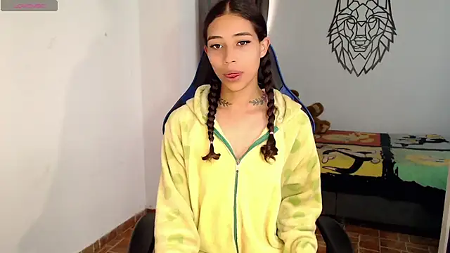 Snapshot of Sweet-Cris chatting on November 28, 2025, 12:49 pm Sweet-Cris online show from November 28, 2025, 12:49 pm