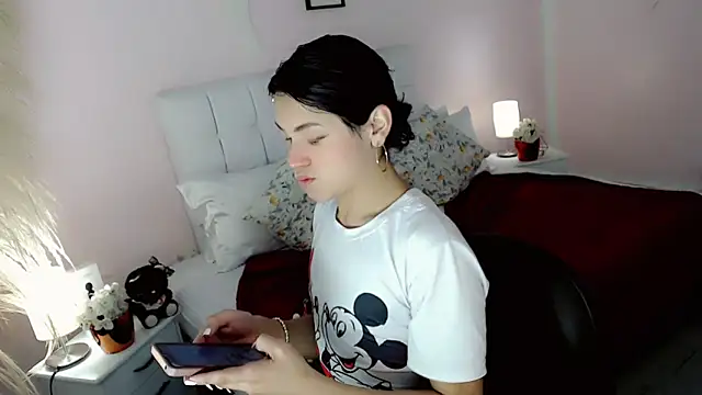 nathalialoes1 online show from January 14, 2026, 7:06 pm