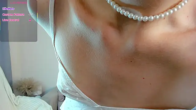 Snapshot of Ice_Strawberry chatting on November 13, 2025, 3:21 am Ice Strawberry online show from November 13, 2025, 3:21 am