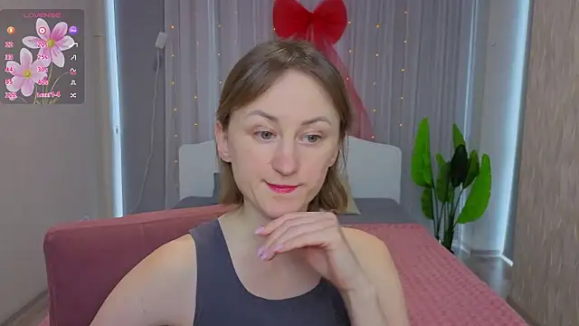 Snapshot of LuluChiiii chatting on February 11, 2026, 9:53 am LuluChiiii online show from February 11, 2026, 9:53 am