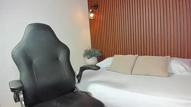 luccia smith online show from September 12, 2025, 12:38 pm