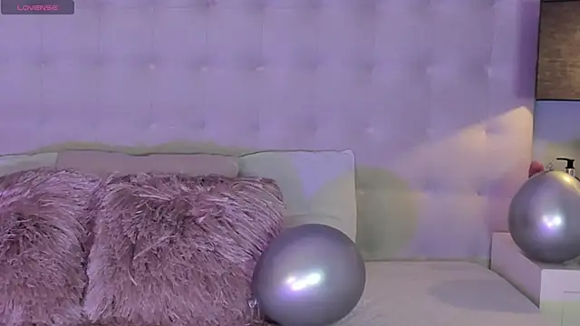 KellyRooss online show from September 25, 2025, 12:00 pm