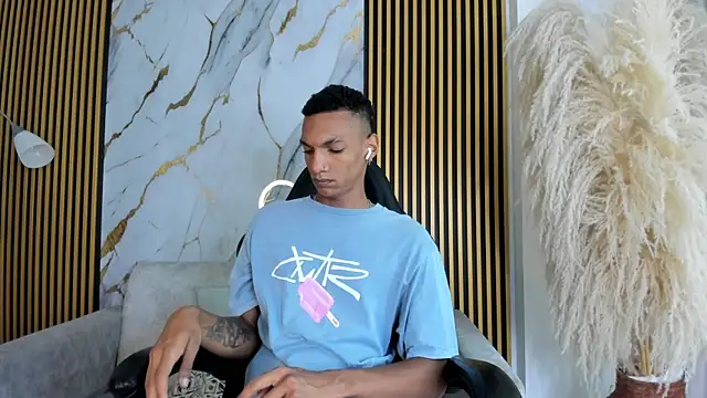 Snapshot of JulienSaint chatting on May 7, 2026, 1:03 pm JulienSaint online show from May 7, 2026, 1:03 pm