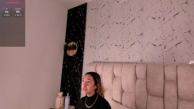 Snapshot of LauMiller chatting on September 22, 2025, 7:31 pm LauMiller online show from September 22, 2025, 7:31 pm