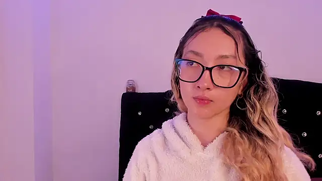 Snapshot of LauMiller chatting on November 12, 2025, 1:43 am LauMiller online show from November 12, 2025, 1:43 am