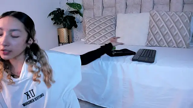 Snapshot of LauMiller chatting on September 25, 2025, 8:59 pm LauMiller online show from September 25, 2025, 8:59 pm