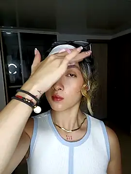 Snapshot of LauMiller chatting on November 24, 2025, 7:36 pm LauMiller online show from November 24, 2025, 7:36 pm