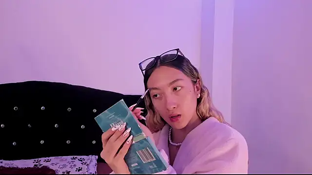 Snapshot of LauMiller chatting on October 17, 2025, 9:05 pm LauMiller online show from October 17, 2025, 9:05 pm